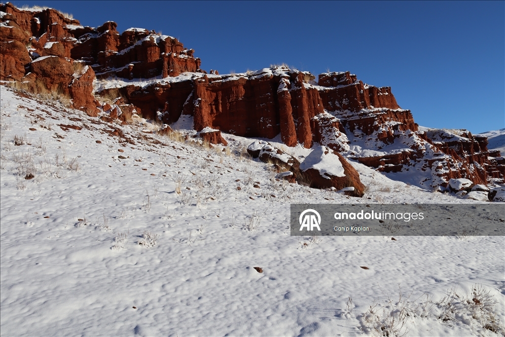 Narman Peribacaları karla kaplandı