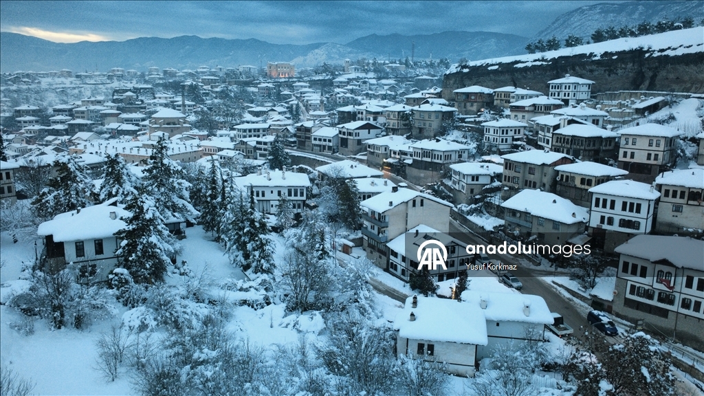 Safranbolu'da tarihi konaklar karla kaplandı