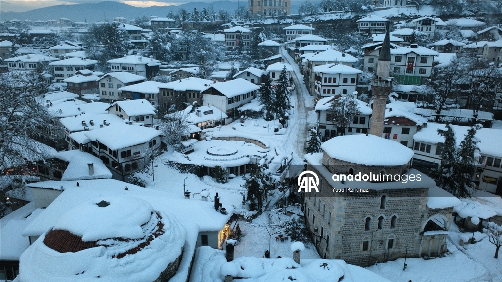 Safranbolu'da tarihi konaklar karla kaplandı