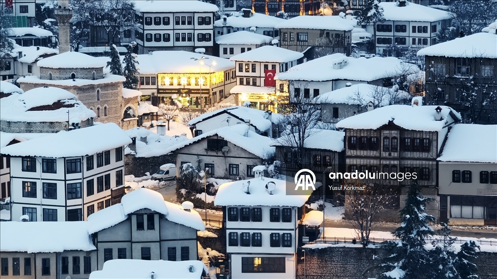 Исторические особняки Сафранболу припорошил снег