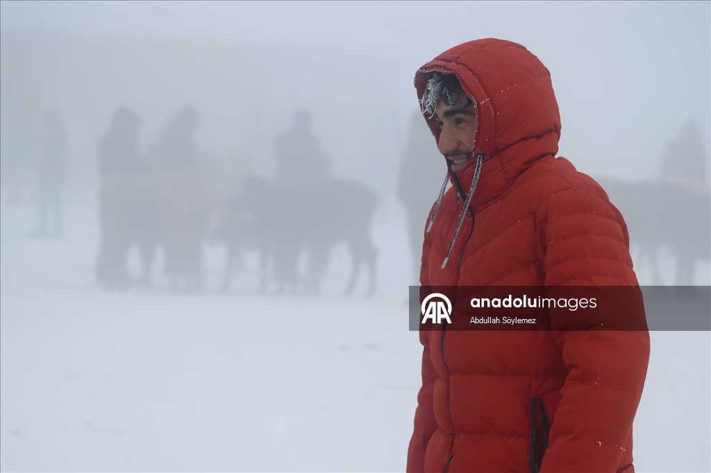 Ağrı'da dondurucu soğuklarda vatandaşların kaş ve saçları kırağı tuttu
