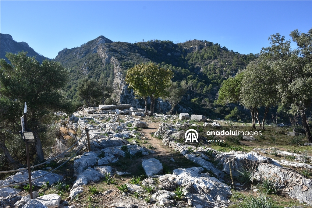 В античном городе Амос в Мармарисе найдено серебряное ожерелье с изображением ассирийской богини Иштар