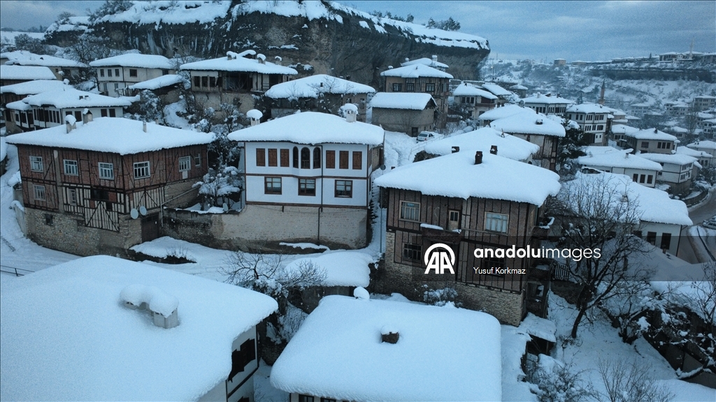 Safranbolu'da tarihi konaklar karla kaplandı