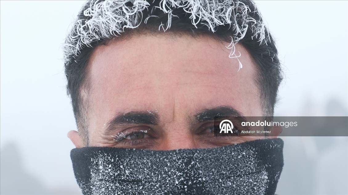 Ağrı'da dondurucu soğuklarda vatandaşların kaş ve saçları kırağı tuttu