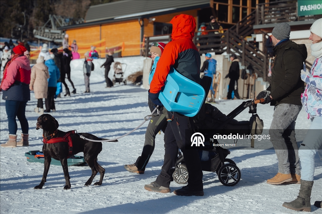 Yüksek Tatra Dağları’ndaki kayak pistleri, uzun süredir beklenen kar yağışının ardından tamamen açıldı