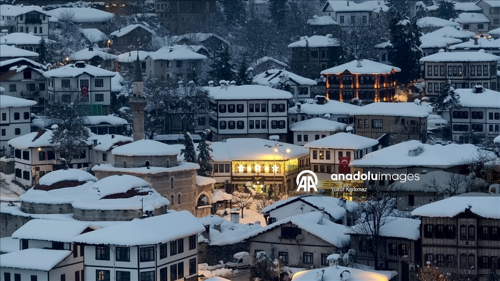 Исторические особняки Сафранболу припорошил снег