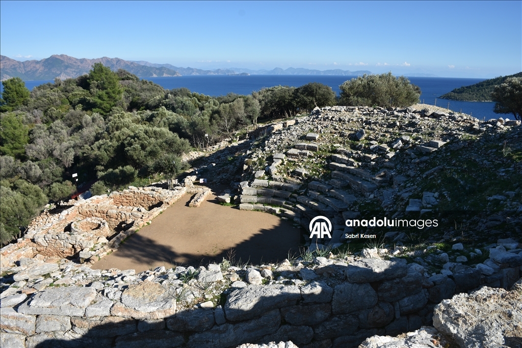 В античном городе Амос в Мармарисе найдено серебряное ожерелье с изображением ассирийской богини Иштар