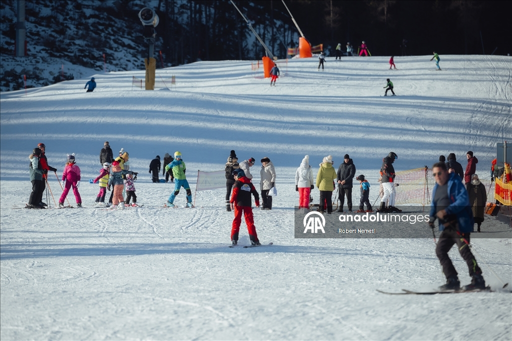 Yüksek Tatra Dağları’ndaki kayak pistleri, uzun süredir beklenen kar yağışının ardından tamamen açıldı