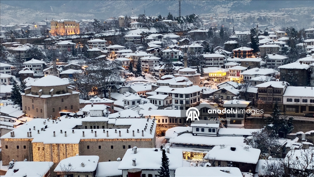 Исторические особняки Сафранболу припорошил снег