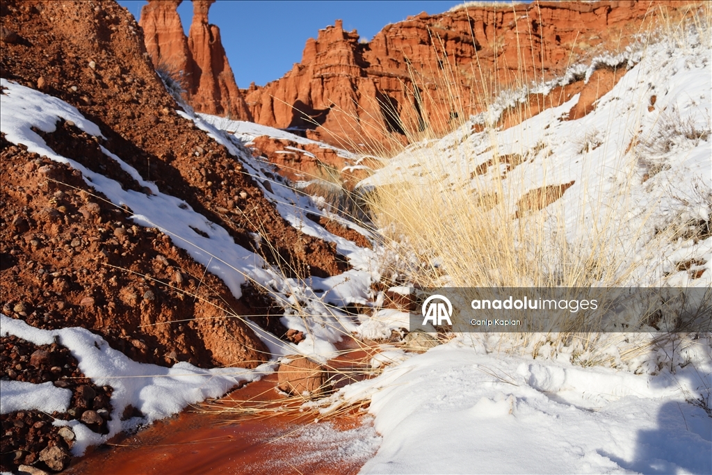Narman Peribacaları karla kaplandı