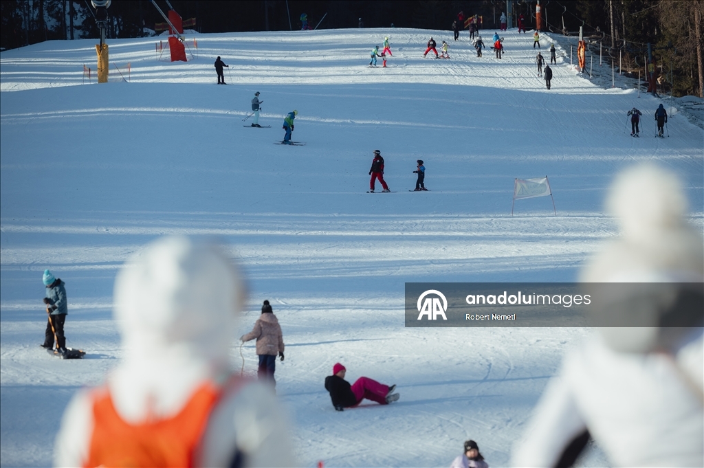 Yüksek Tatra Dağları’ndaki kayak pistleri, uzun süredir beklenen kar yağışının ardından tamamen açıldı
