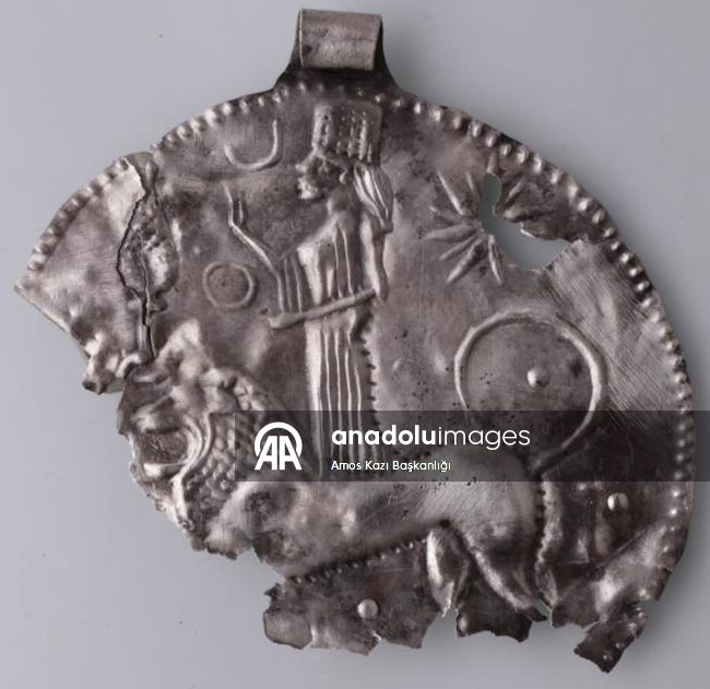 Marmaris'teki Amos Antik Kenti'nde Asur Tanrıçası İştar betimlemeli gümüş kolye bulundu