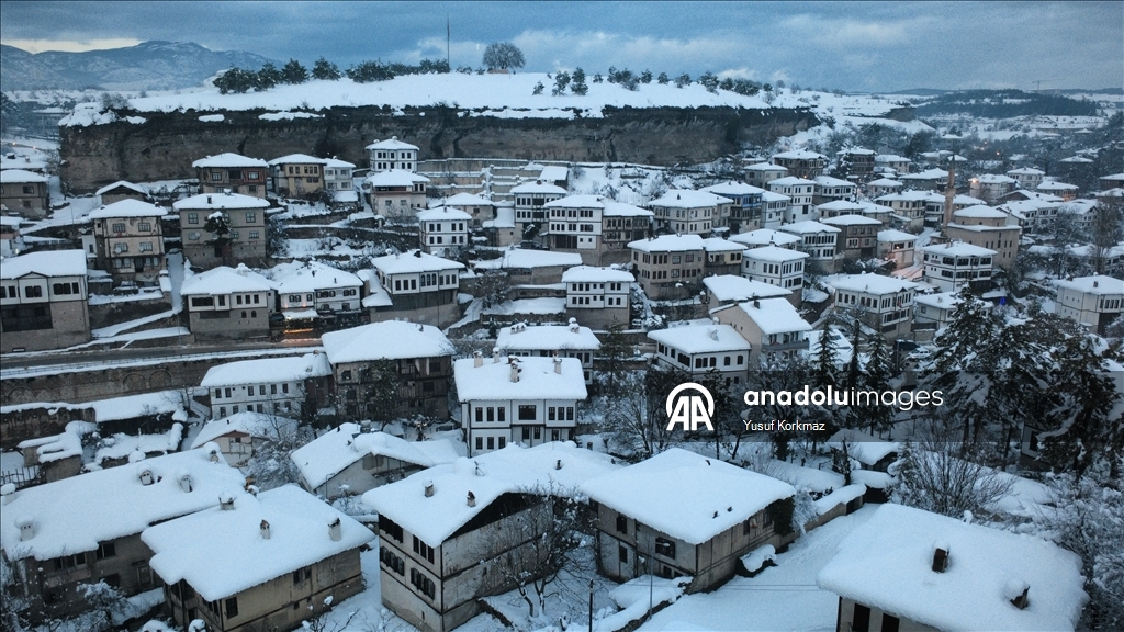 Safranbolu'da tarihi konaklar karla kaplandı