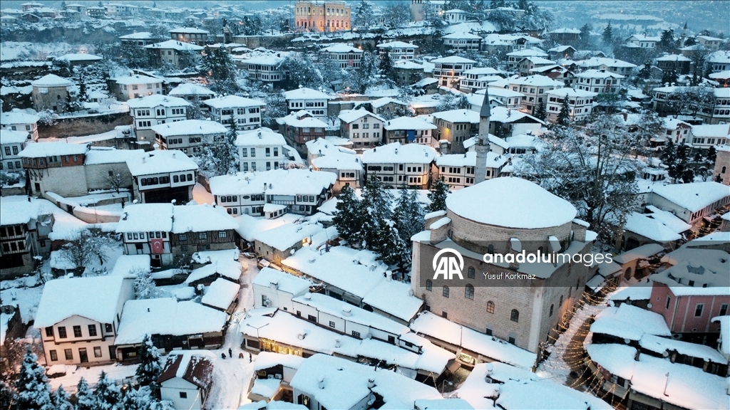 Исторические особняки Сафранболу припорошил снег