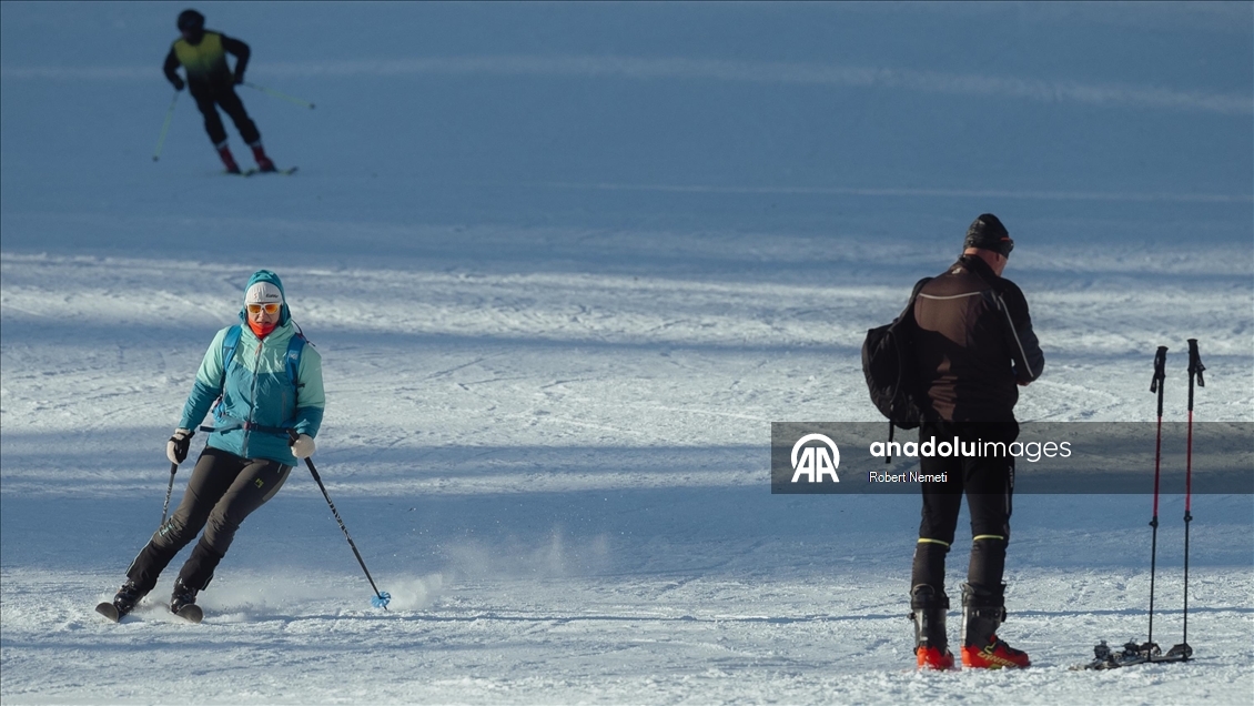 Yüksek Tatra Dağları’ndaki kayak pistleri, uzun süredir beklenen kar yağışının ardından tamamen açıldı