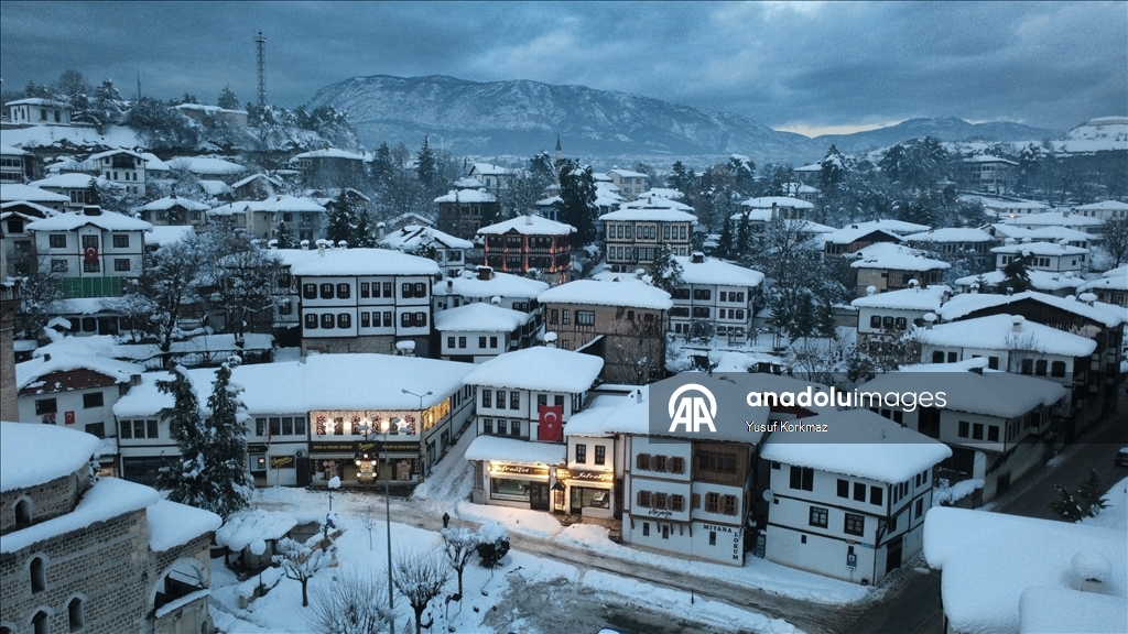 Исторические особняки Сафранболу припорошил снег