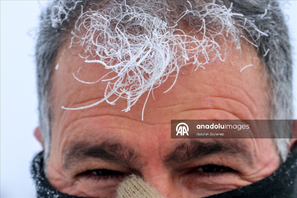 Ağrı'da dondurucu soğuklarda vatandaşların kaş ve saçları kırağı tuttu