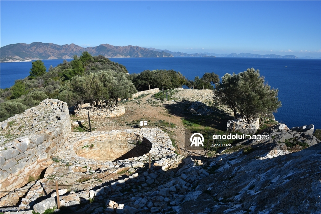 В античном городе Амос в Мармарисе найдено серебряное ожерелье с изображением ассирийской богини Иштар