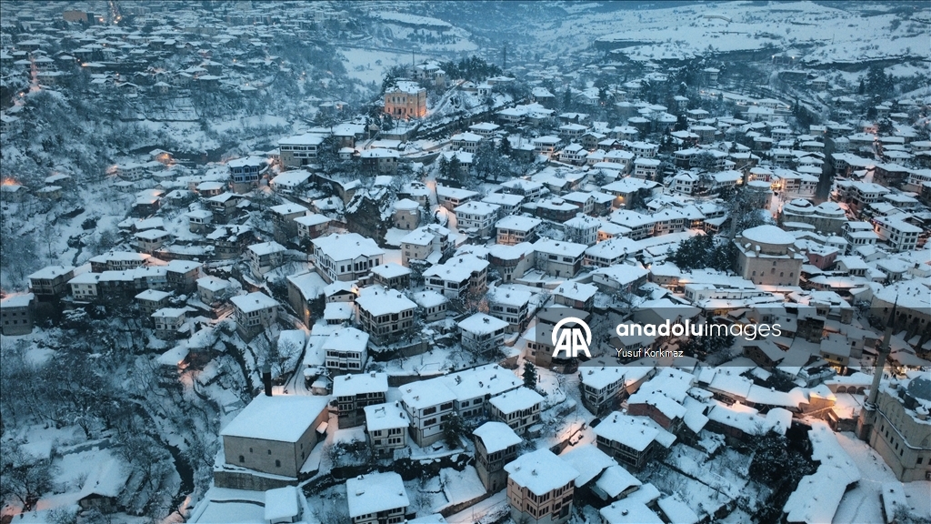 Safranbolu'da tarihi konaklar karla kaplandı