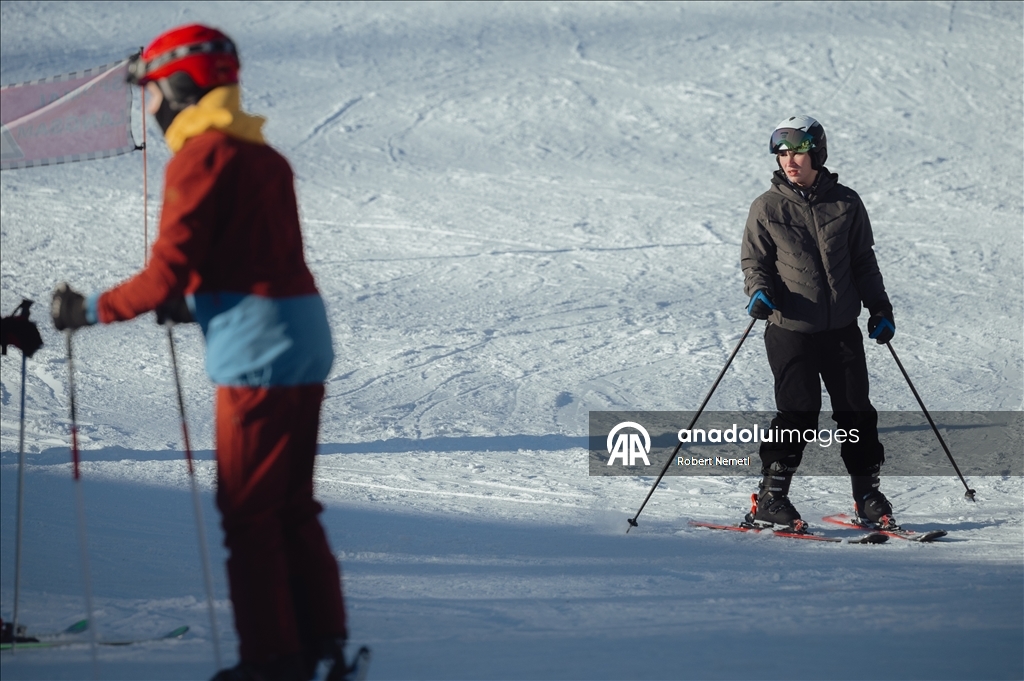 Yüksek Tatra Dağları’ndaki kayak pistleri, uzun süredir beklenen kar yağışının ardından tamamen açıldı