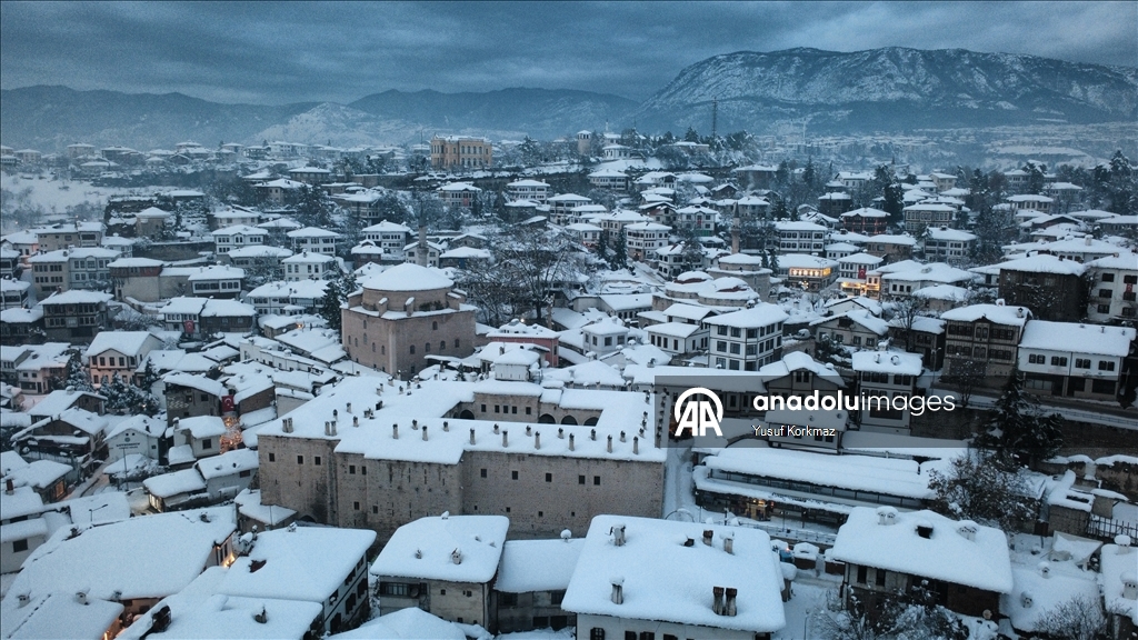 Safranbolu'da tarihi konaklar karla kaplandı