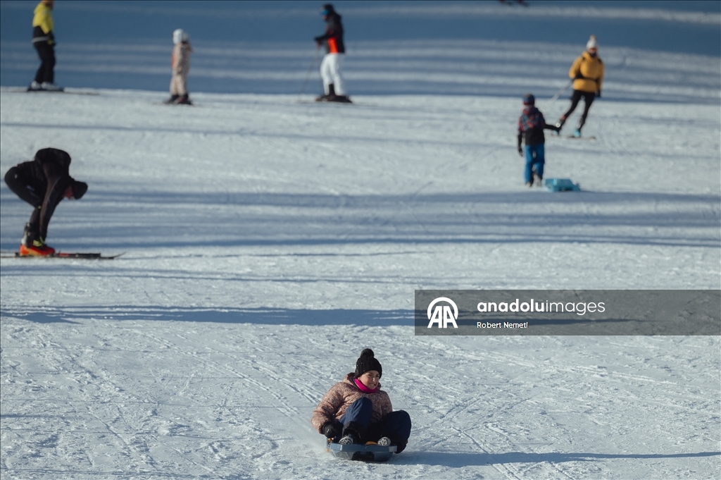 Yüksek Tatra Dağları’ndaki kayak pistleri, uzun süredir beklenen kar yağışının ardından tamamen açıldı