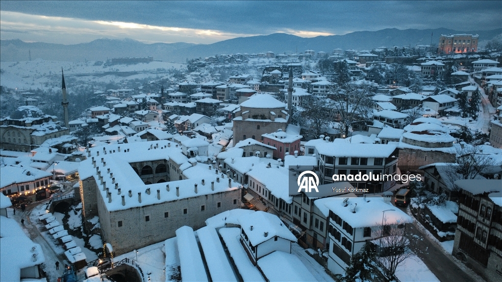 Safranbolu'da tarihi konaklar karla kaplandı