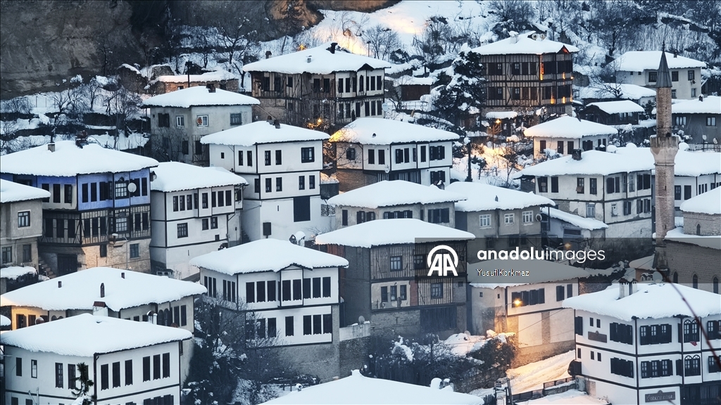 Исторические особняки Сафранболу припорошил снег