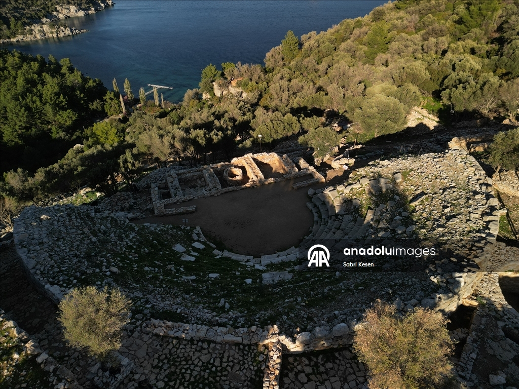 В античном городе Амос в Мармарисе найдено серебряное ожерелье с изображением ассирийской богини Иштар