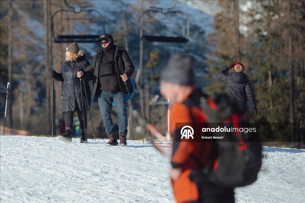 Yüksek Tatra Dağları’ndaki kayak pistleri, uzun süredir beklenen kar yağışının ardından tamamen açıldı