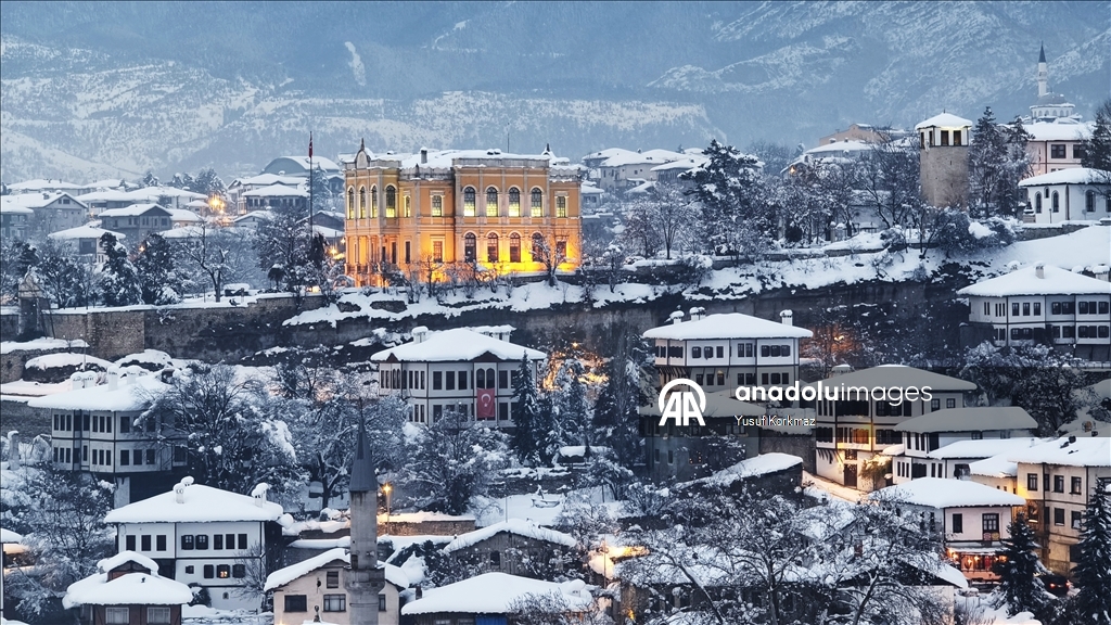 Исторические особняки Сафранболу припорошил снег