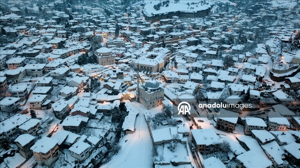 Исторические особняки Сафранболу припорошил снег