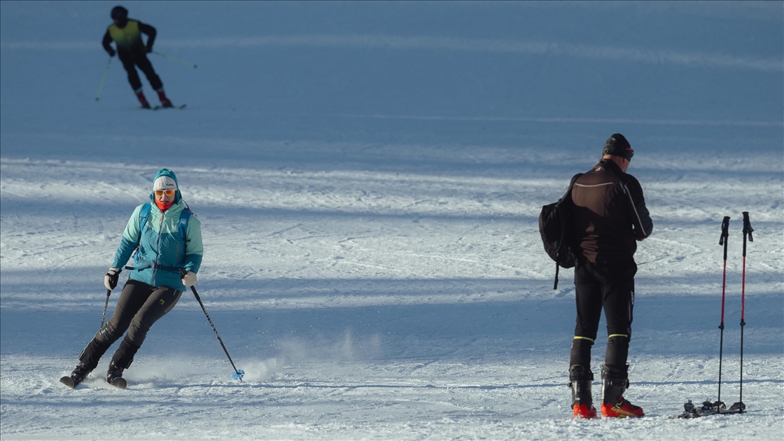 Yüksek Tatra Dağları’ndaki kayak pistleri, uzun süredir beklenen kar yağışının ardından tamamen açıldı