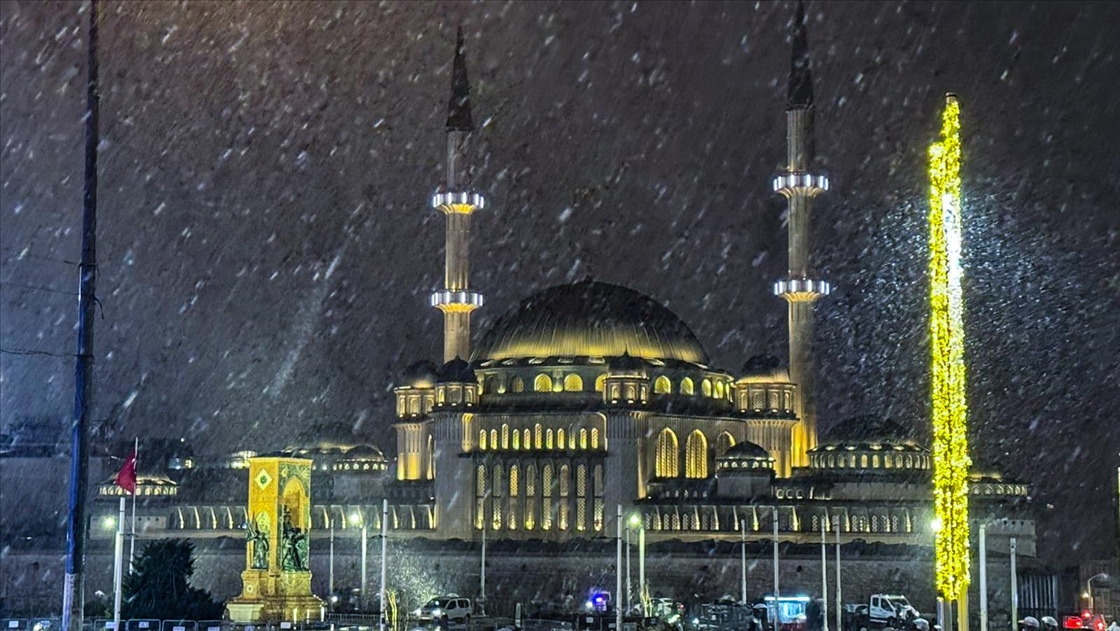 İstanbul'un bazı bölgelerinde kar yağışı etkili oluyor
