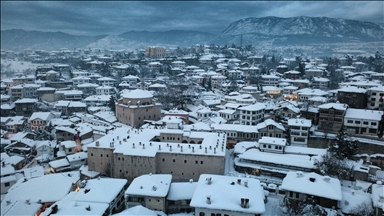 Исторические особняки Сафранболу припорошил снег