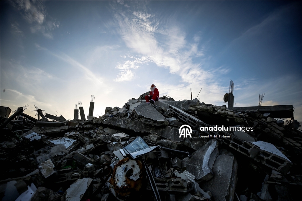 Gazzeli Noel baba masum savaş mağduru çocukların yüzünü güldürdü