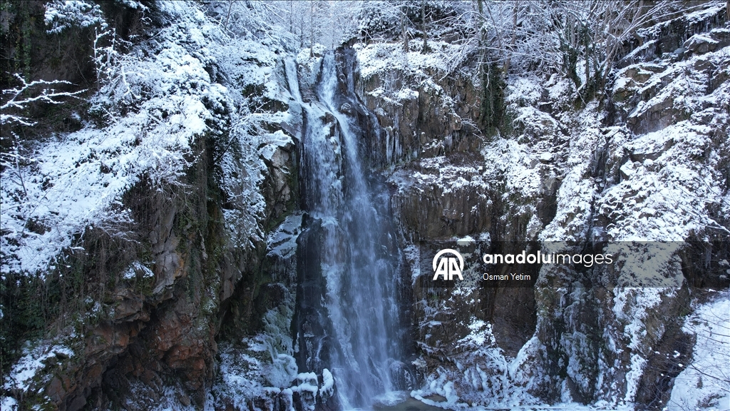 Gümüşhane'deki Çağlayandibi Şelalesi Tabiat Parkı beyaza büründü