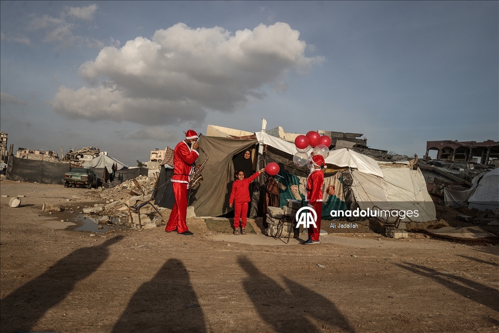 В Газе волонтеры в костюмах Санта-Клауса порадовали палестинских детей