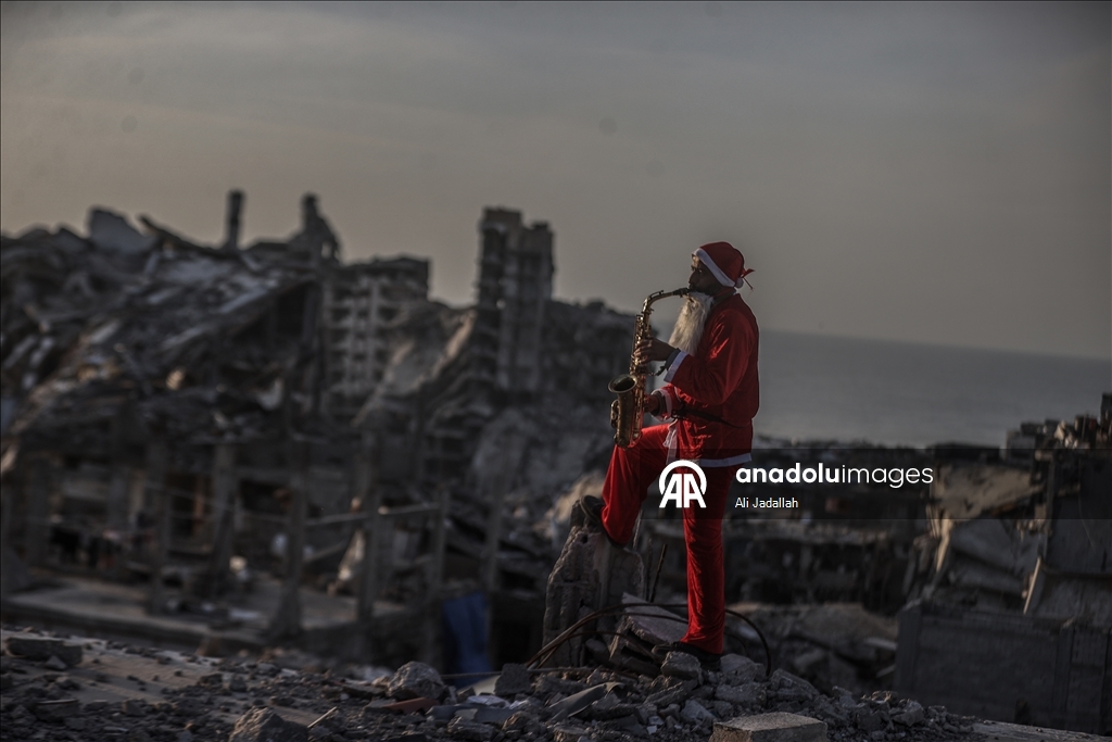 Gazze'de Noel baba kılığını giyen gönüllü gençler, Filistinli çocukların yüzünü güldürdü