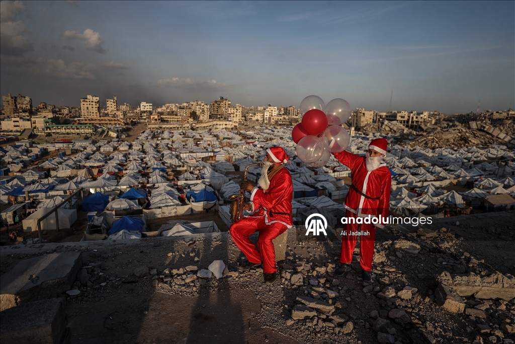 В Газе волонтеры в костюмах Санта-Клауса порадовали палестинских детей