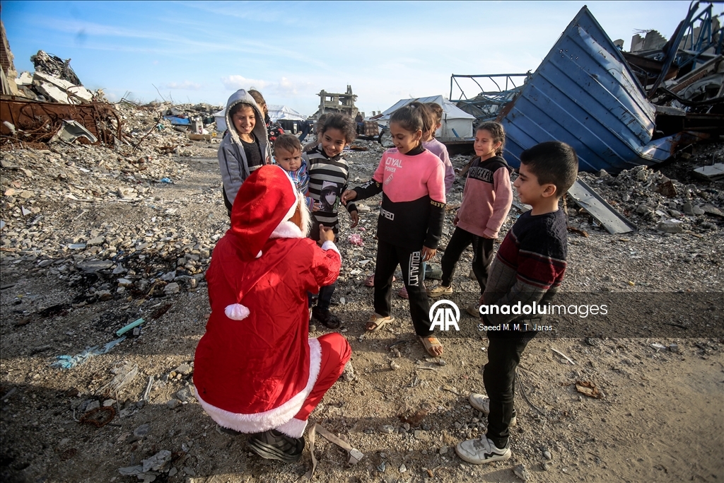 Gazzeli Noel baba masum savaş mağduru çocukların yüzünü güldürdü