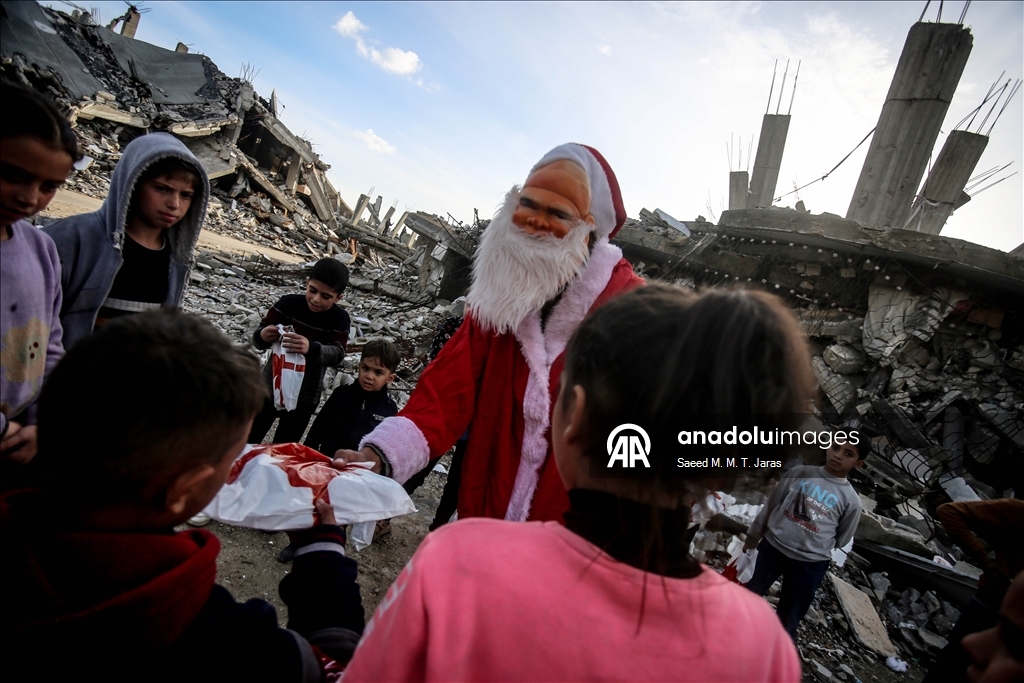 Gazzeli Noel baba masum savaş mağduru çocukların yüzünü güldürdü