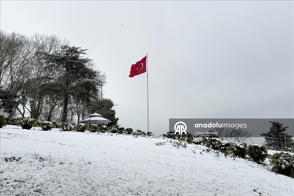 İstanbul'da kar yağışının etkisiyle bazı bölgeler beyaza büründü