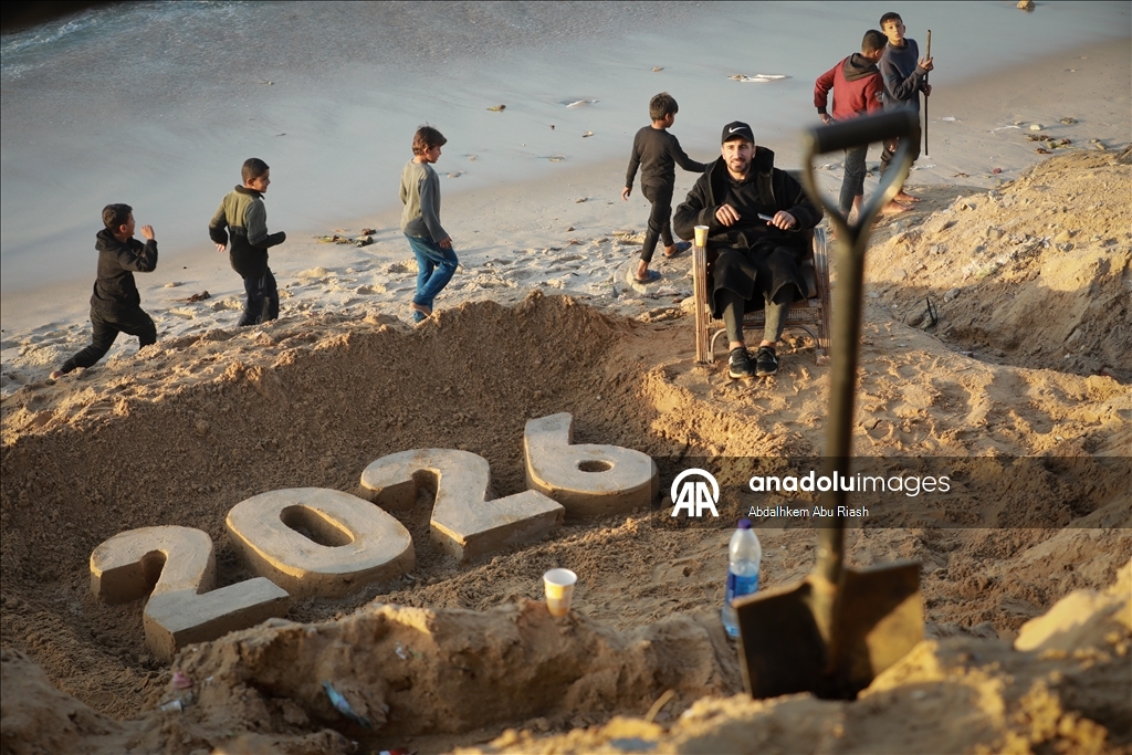 Filistinli resim sanatçısı Ebu Cerad, Gazze sahilinde “2026” yazdı