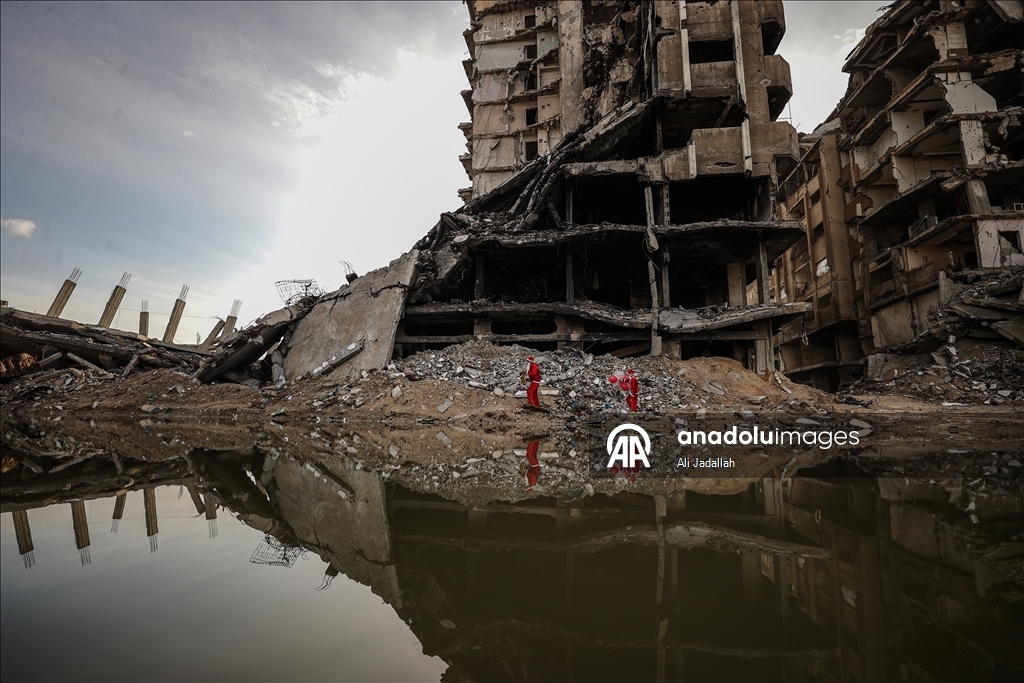 В Газе волонтеры в костюмах Санта-Клауса порадовали палестинских детей