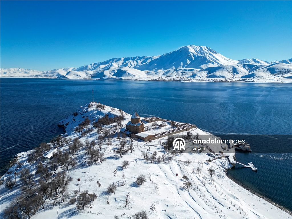 Beyaza bürünen Akdamar Adası ziyaretçilerini ağırlıyor
