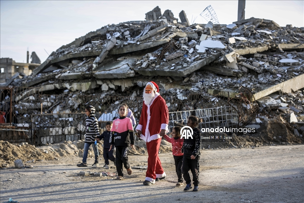 Gazzeli Noel baba masum savaş mağduru çocukların yüzünü güldürdü