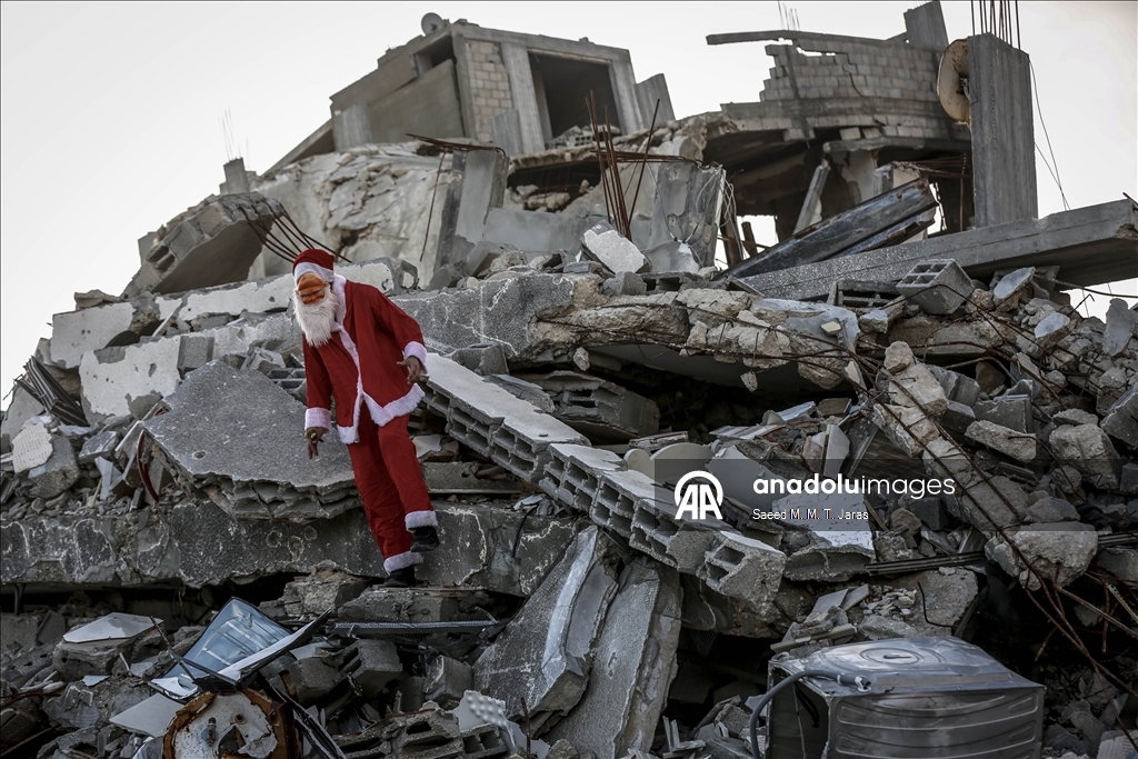 Gazzeli Noel baba masum savaş mağduru çocukların yüzünü güldürdü