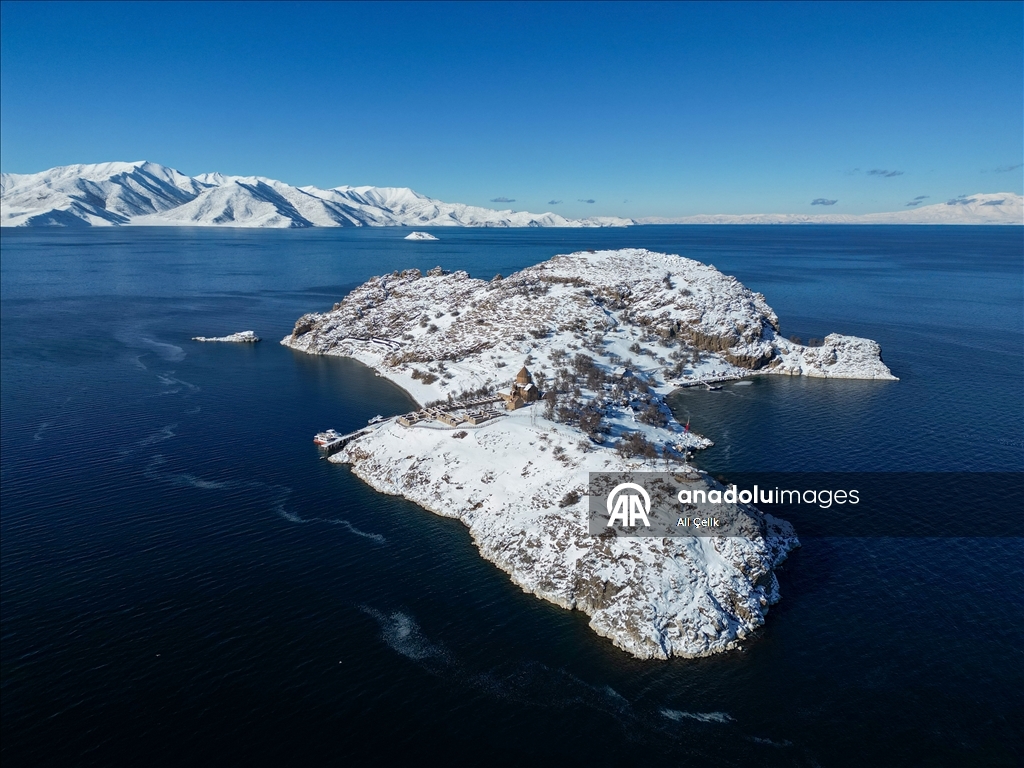 Beyaza bürünen Akdamar Adası ziyaretçilerini ağırlıyor