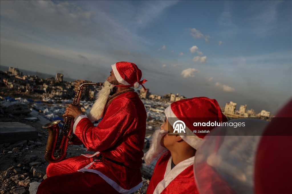 В Газе волонтеры в костюмах Санта-Клауса порадовали палестинских детей